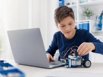 Aluno da Robocode a construir um projeto de robótica